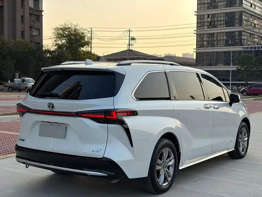 Toyota Sienna — фото 8