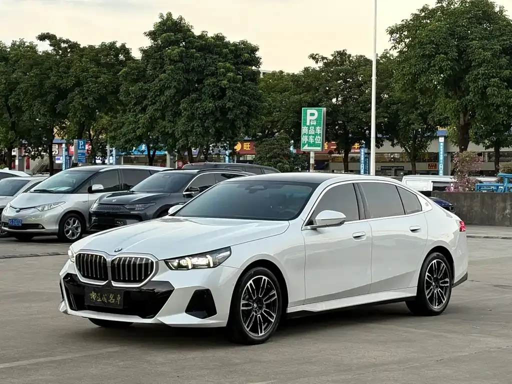 BMW 5 Series — фото 1