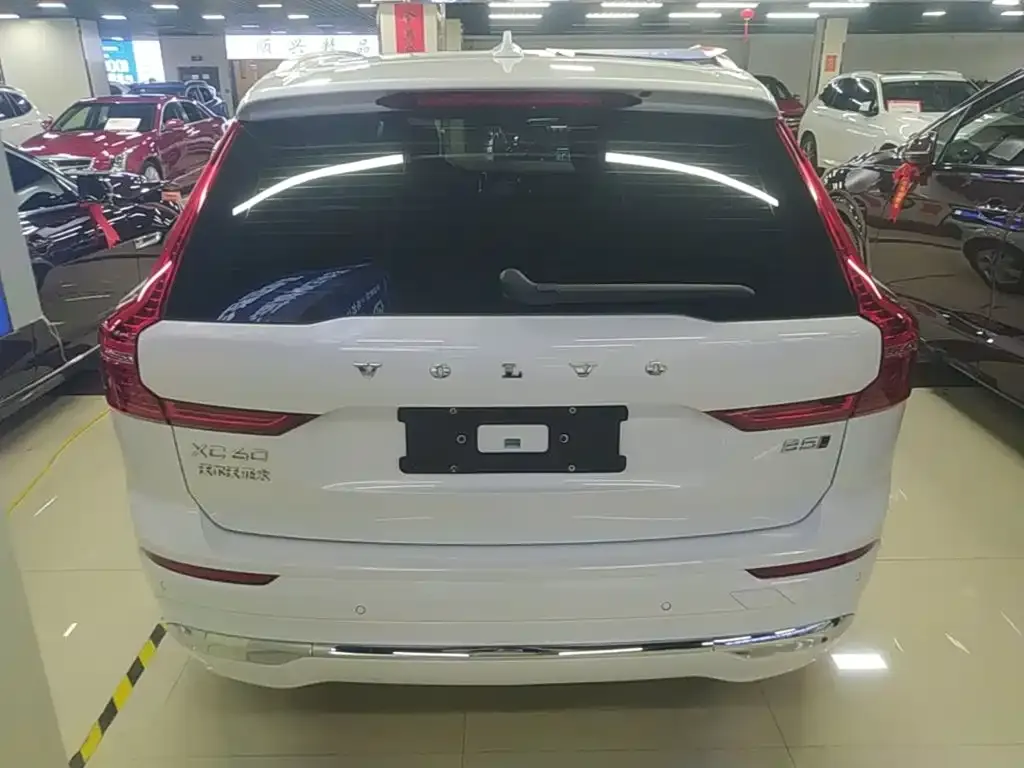 Volvo XC60 — фото 10