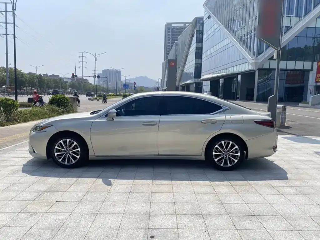 Lexus ES — фото 8