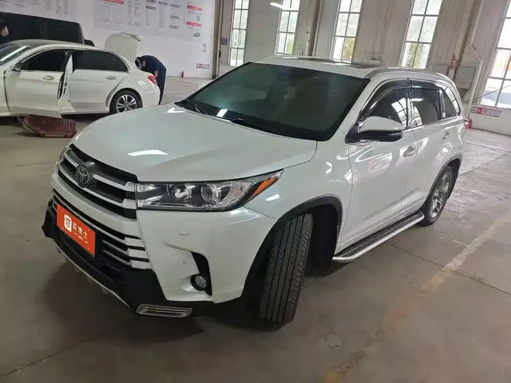 Toyota Highlander — фото 1