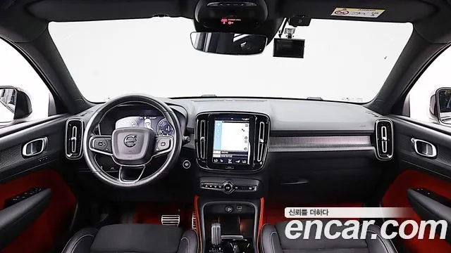 Volvo XC40 — фото 10