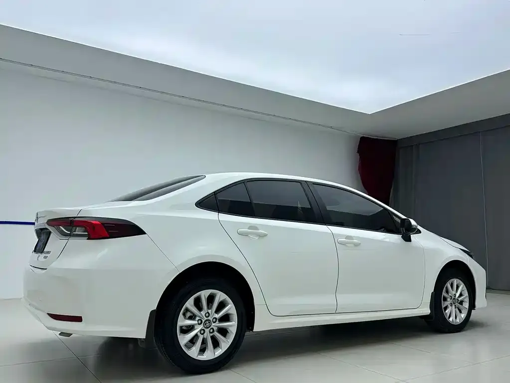 Toyota Corolla — фото 10