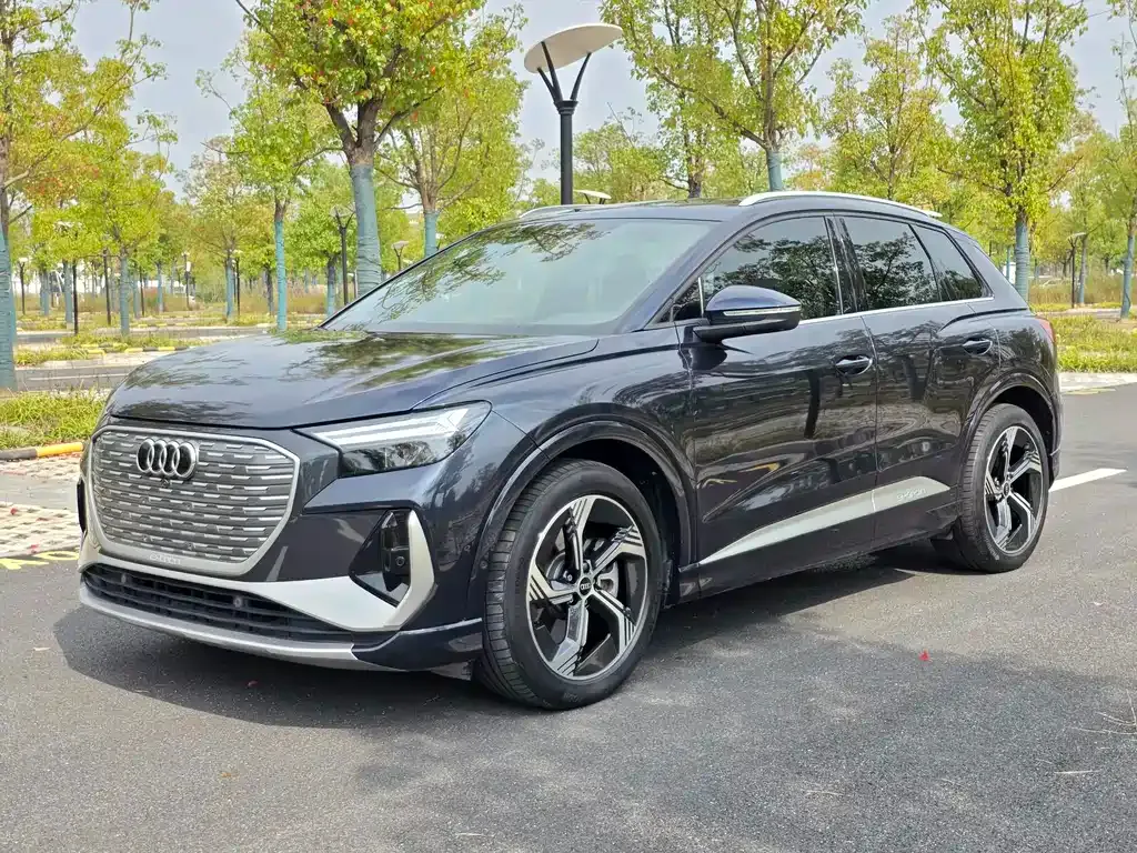 Audi Q4 e-tron — фото 1