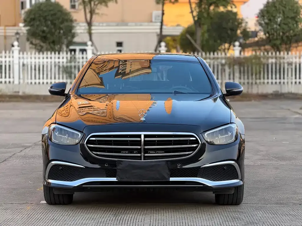 Mercedes-Benz E-Class — фото 1