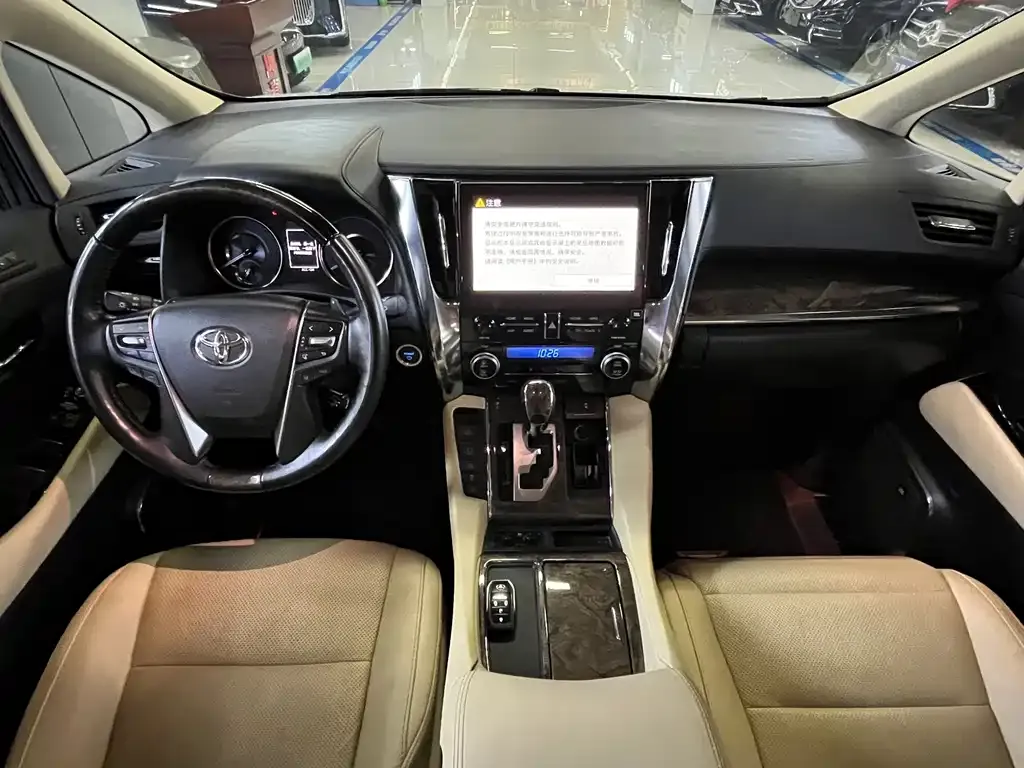 Toyota Vellfire — фото 2