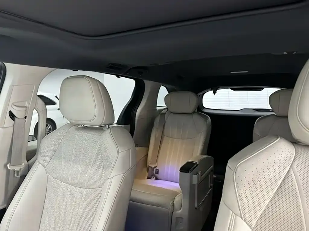 Toyota Sienna — фото 6