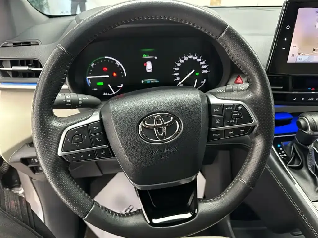 Toyota Sienna — фото 8