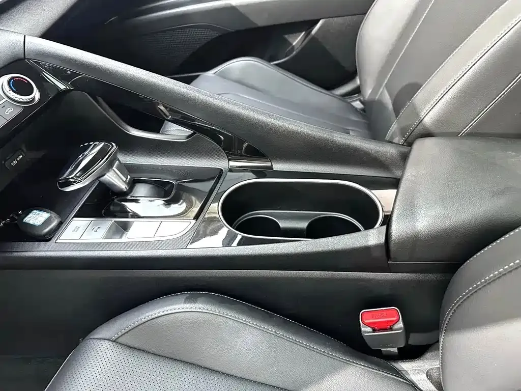Hyundai Elantra — фото 2