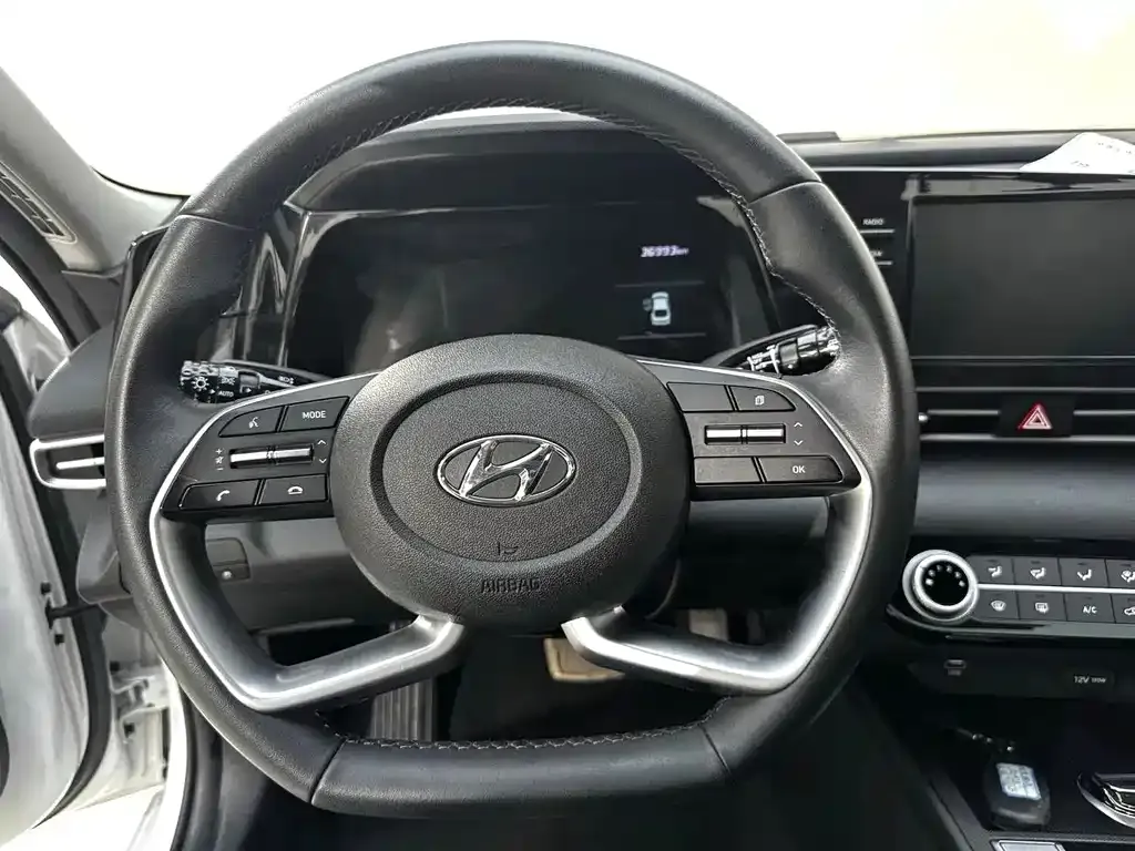 Hyundai Elantra — фото 3