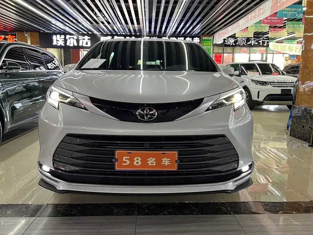 Toyota Sienna — фото 1