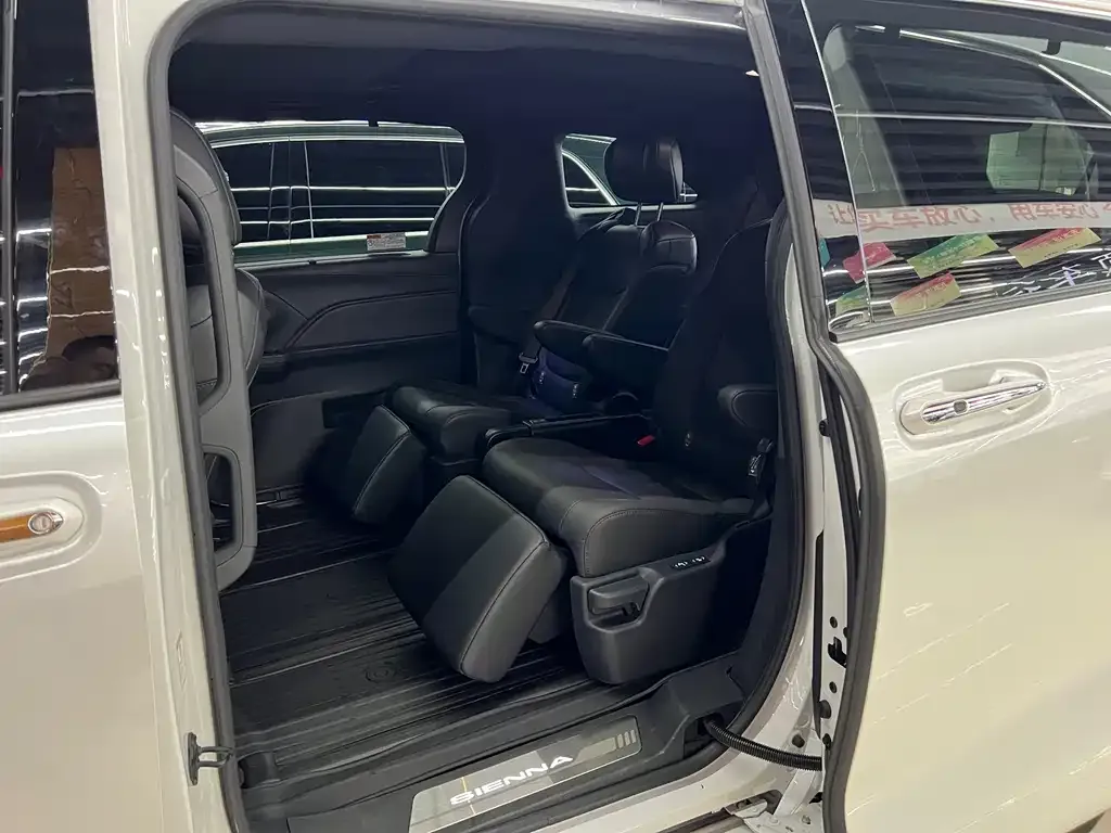 Toyota Sienna — фото 4