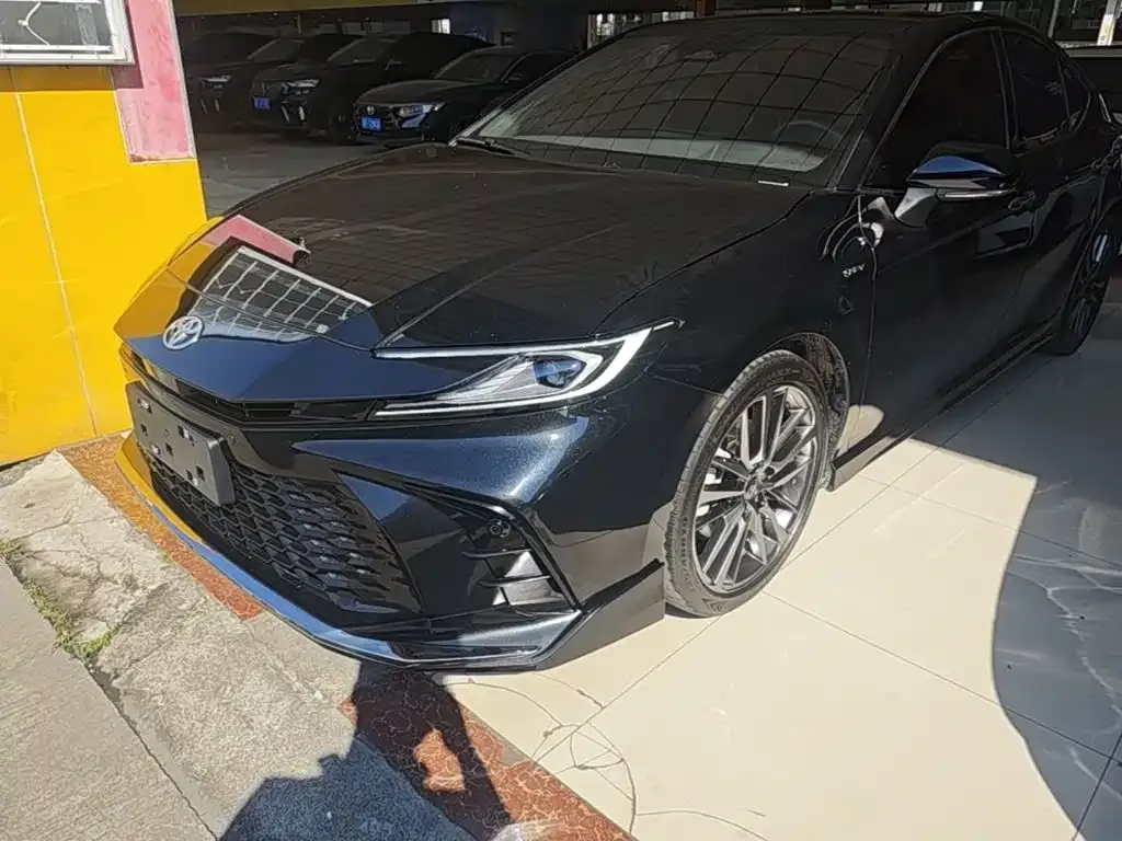 Toyota Camry — фото 1