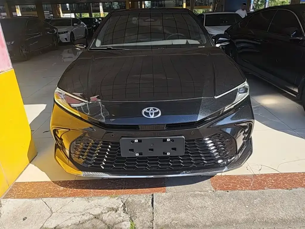 Toyota Camry — фото 2