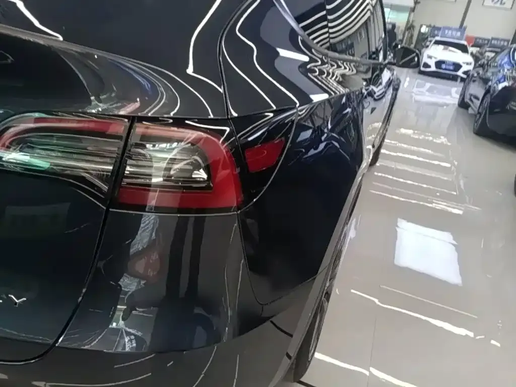 Tesla Model Y — фото 10