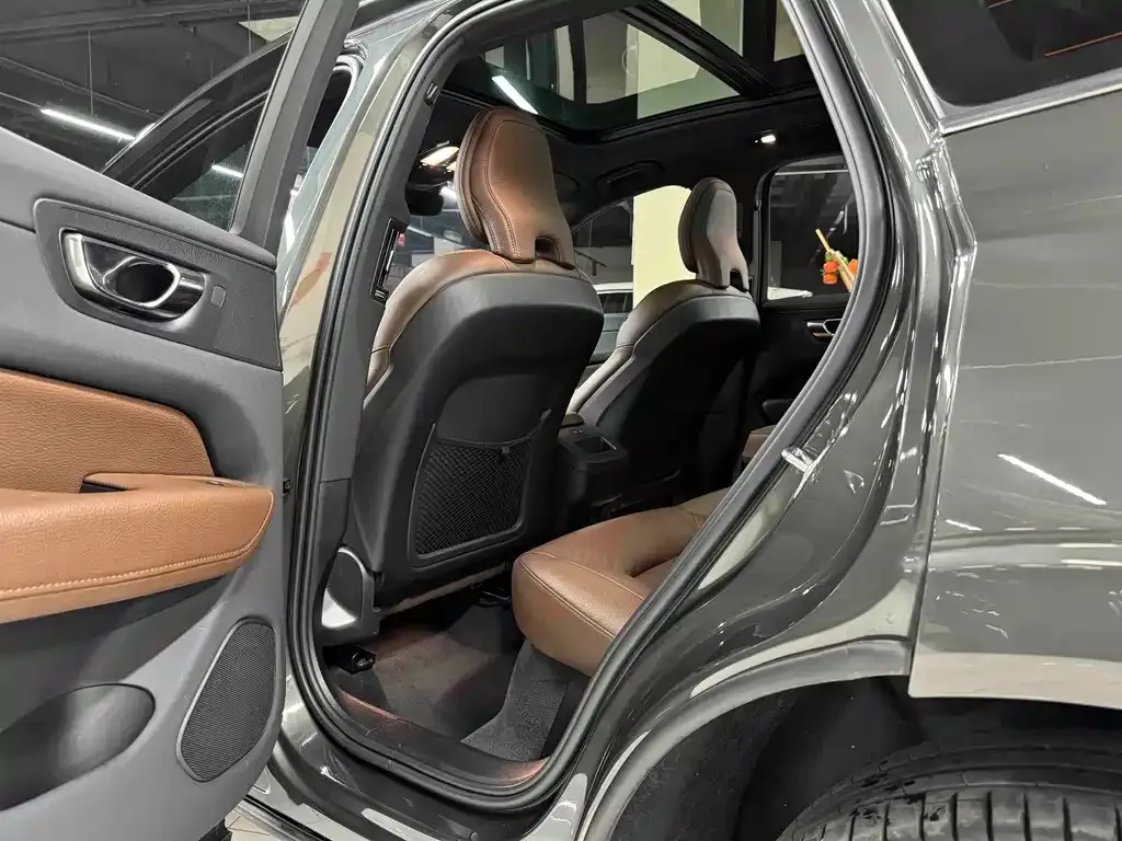 Volvo XC60 — фото 7