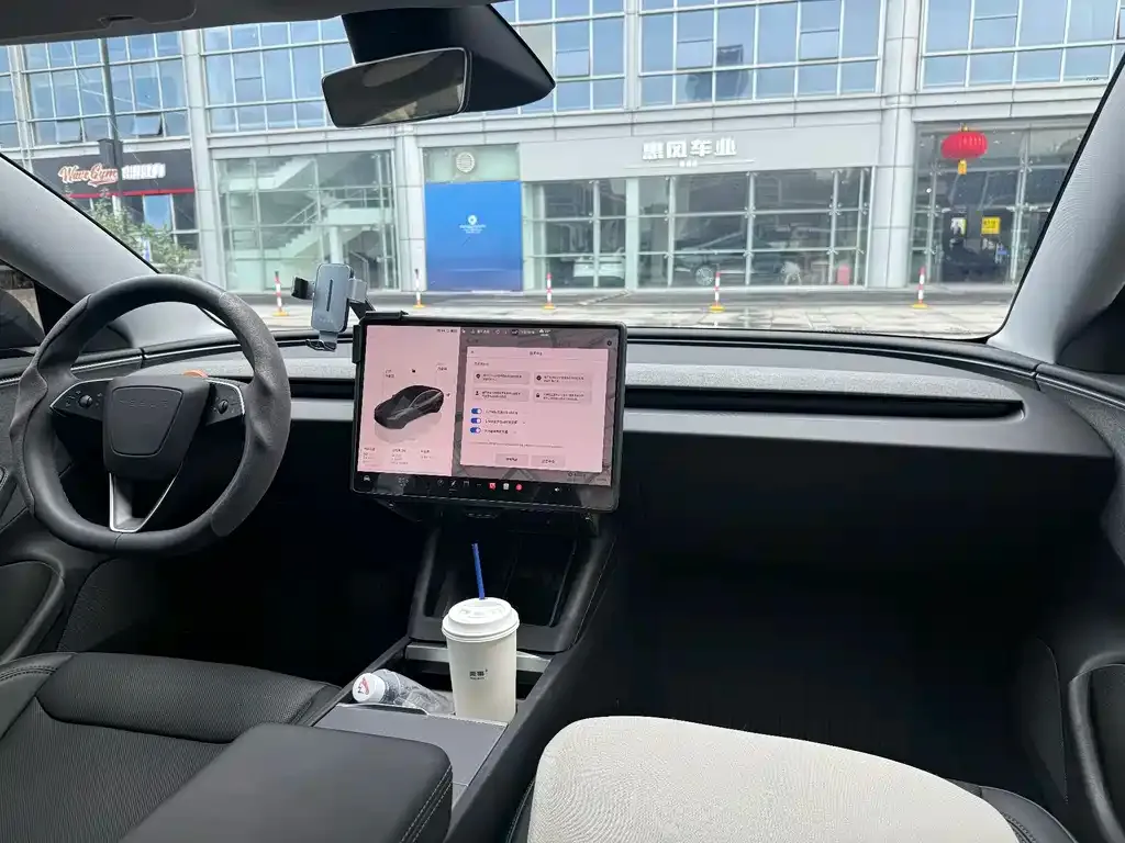 Tesla Model 3 — фото 10