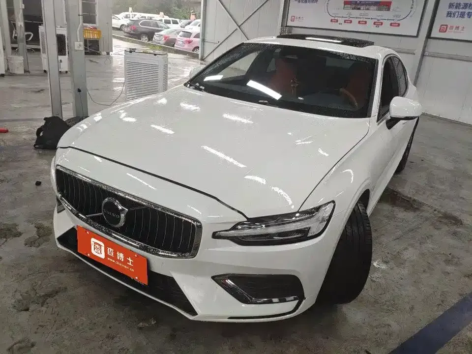 Volvo S60 — фото 1
