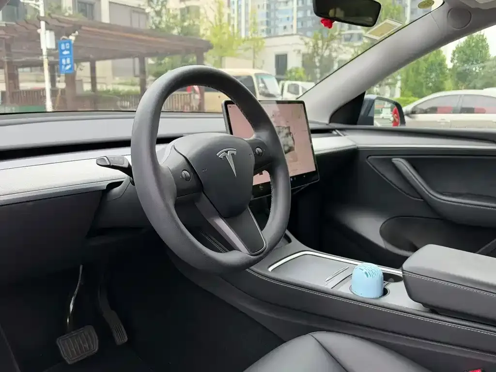 Tesla Model Y — фото 4