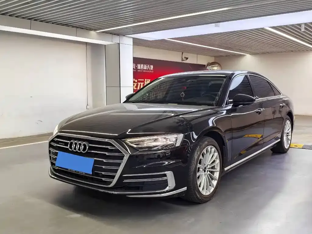 Audi A8 — фото 1
