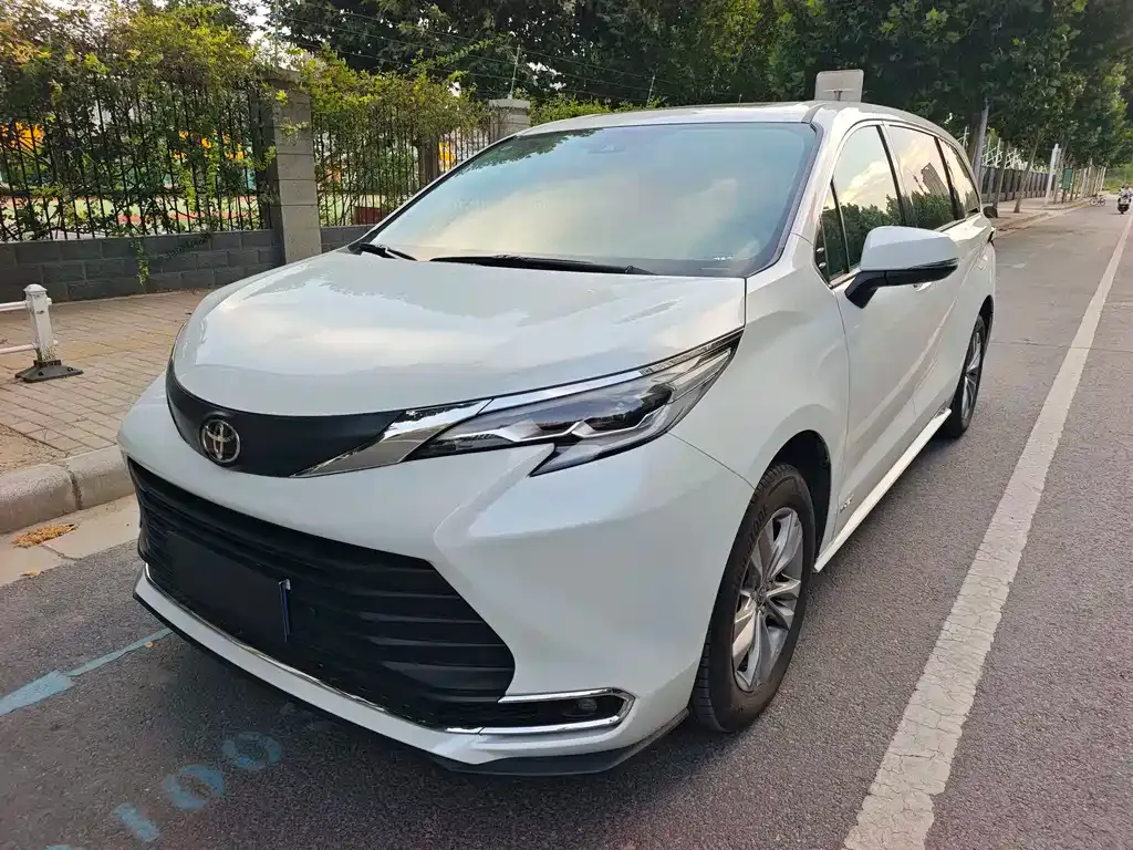 Toyota Sienna — фото 1