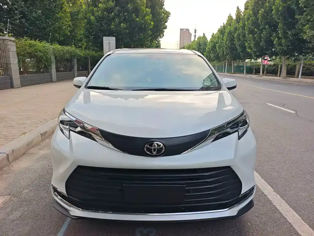 Toyota Sienna — фото 2