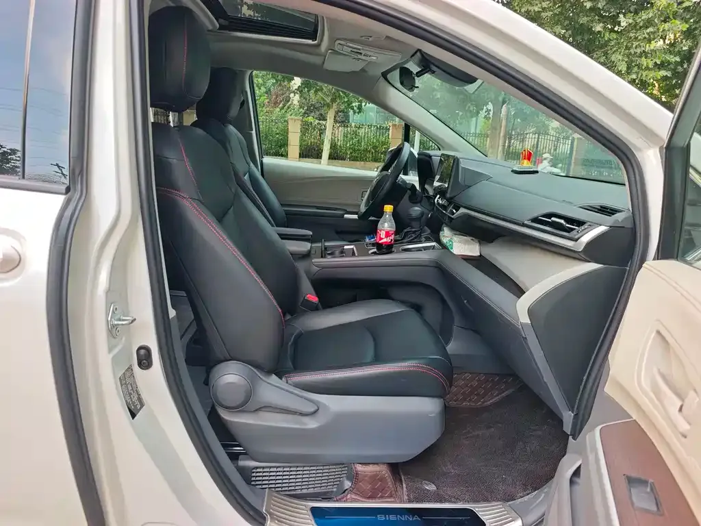 Toyota Sienna — фото 3