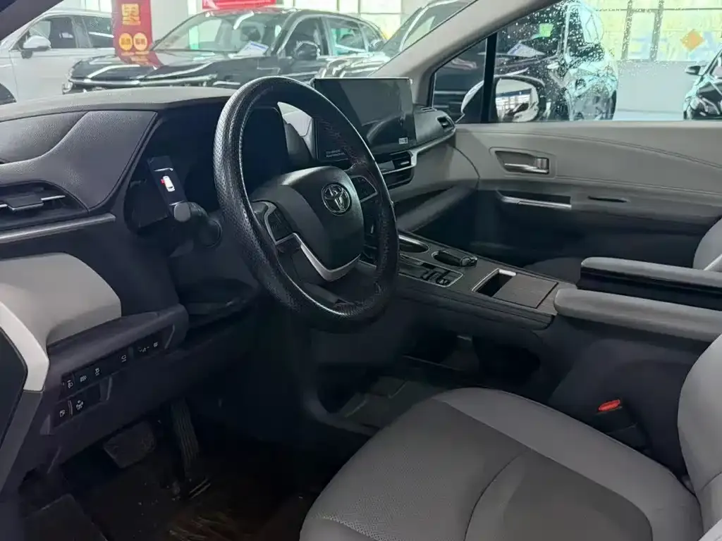 Toyota Granvia — фото 7