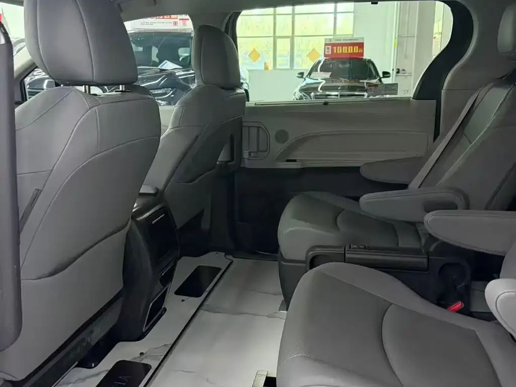 Toyota Granvia — фото 6