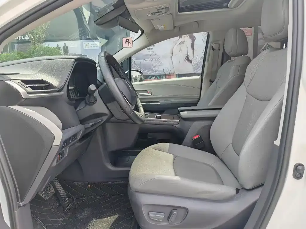 Toyota Granvia — фото 8