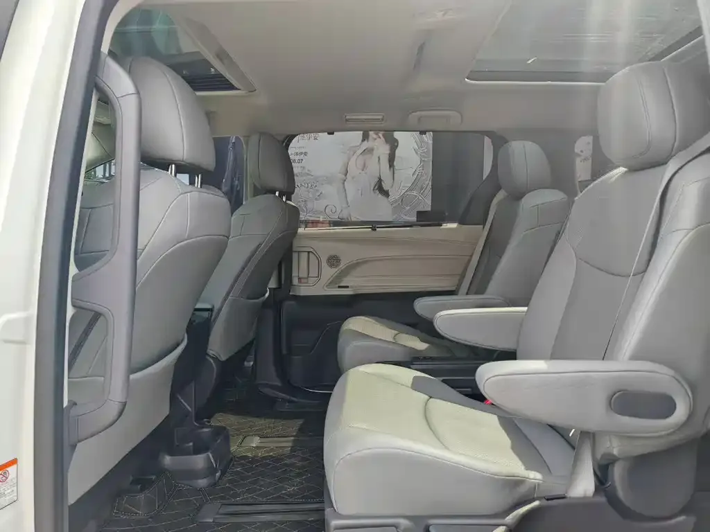 Toyota Granvia — фото 2