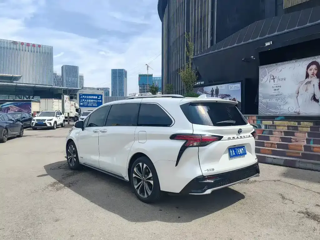 Toyota Granvia — фото 4