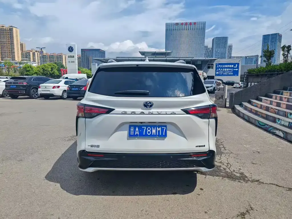 Toyota Granvia — фото 5