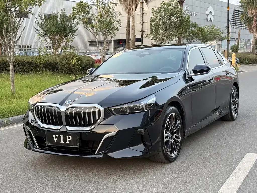 BMW 5 Series — фото 1