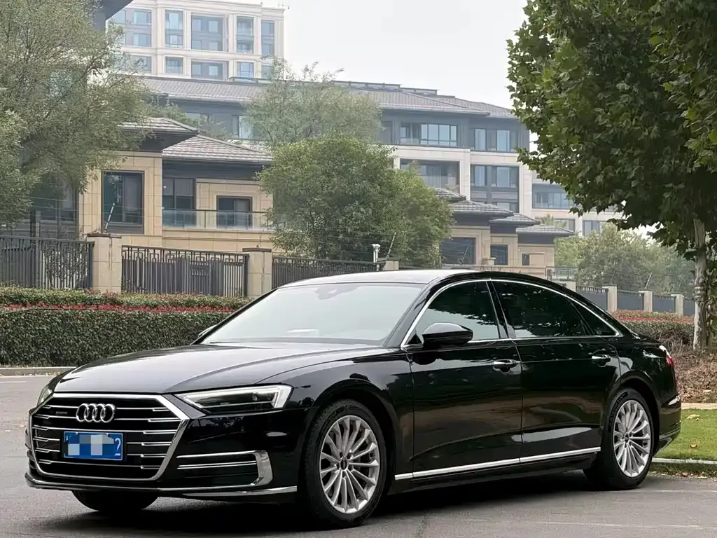 Audi A8 — фото 1