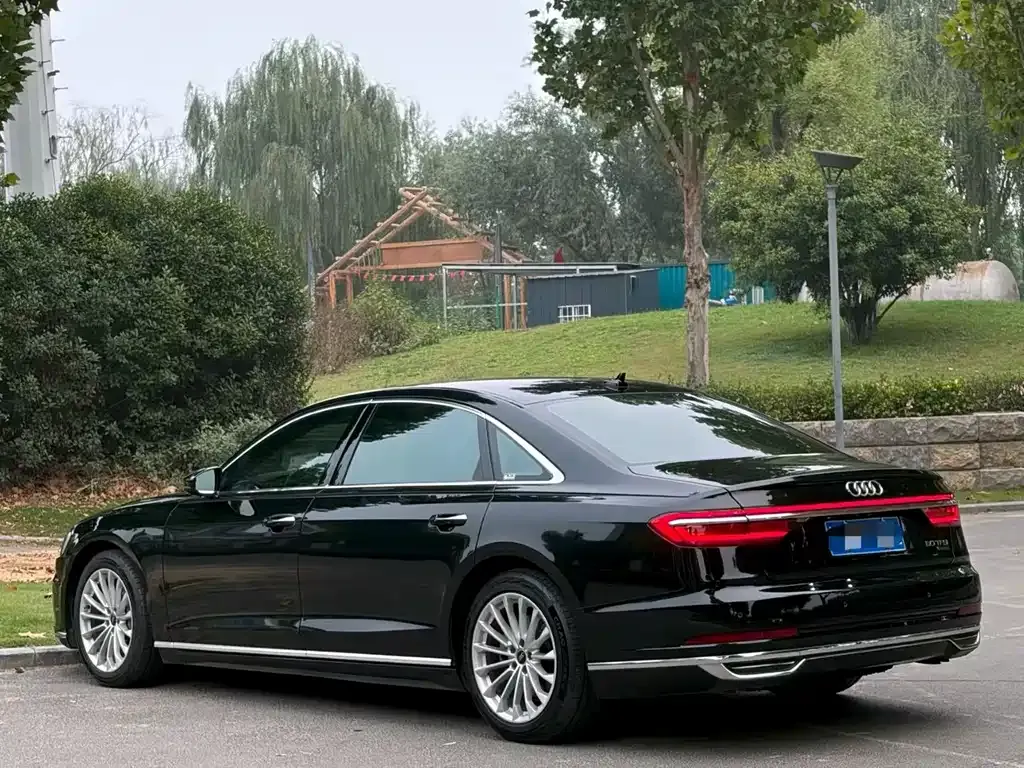Audi A8 — фото 3
