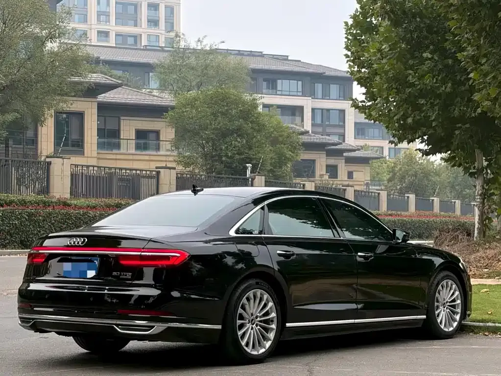 Audi A8 — фото 6