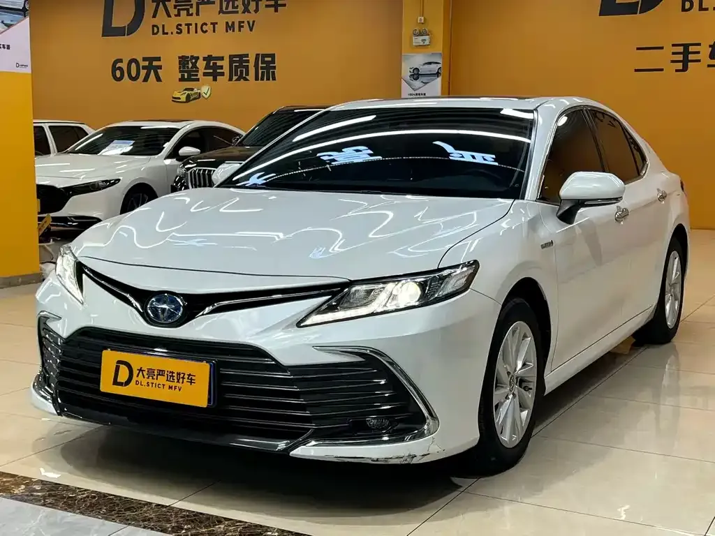 Toyota Camry — фото 1