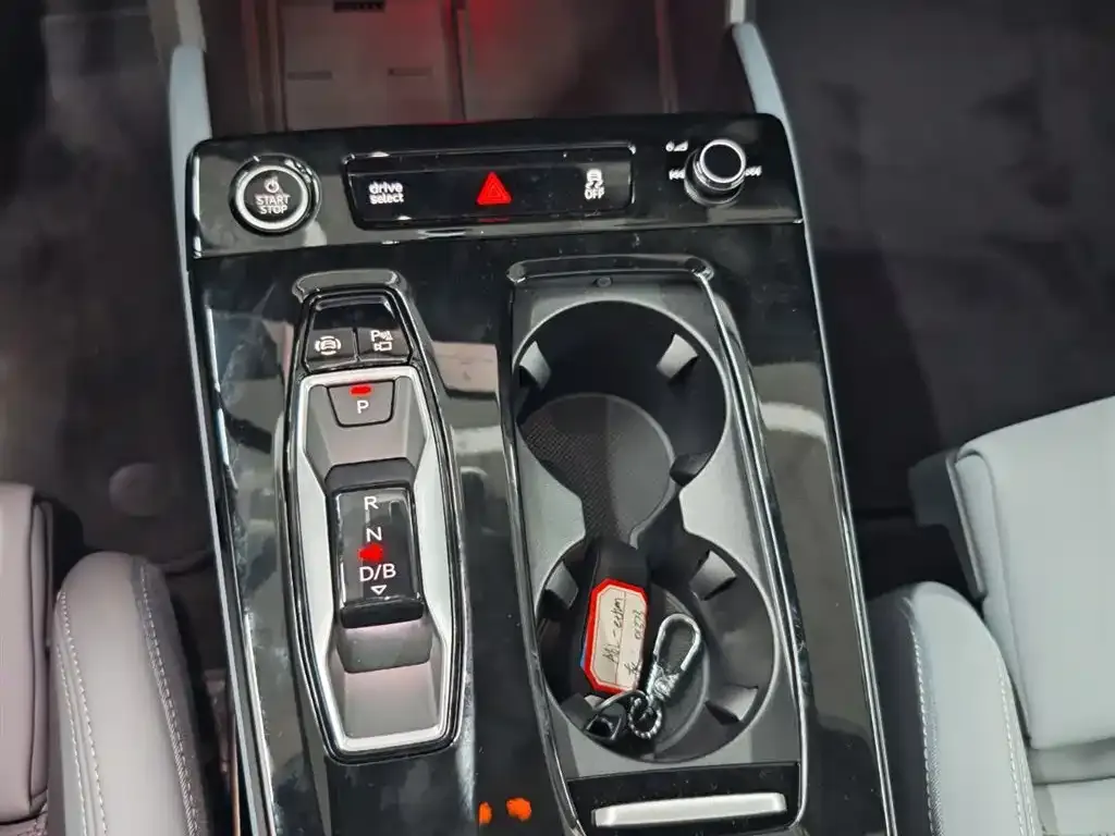 Audi A6L e-tron — фото 10