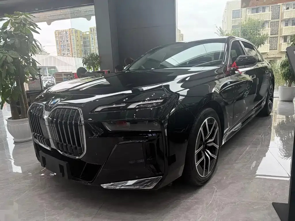 BMW 7 Series — фото 1