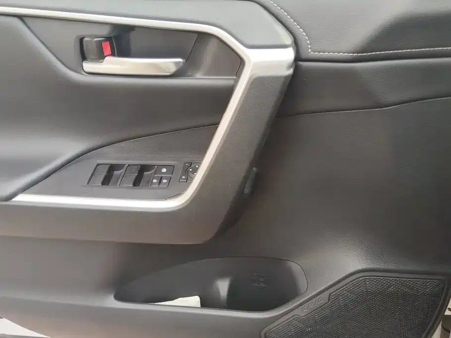 Toyota RAV4 — фото 3