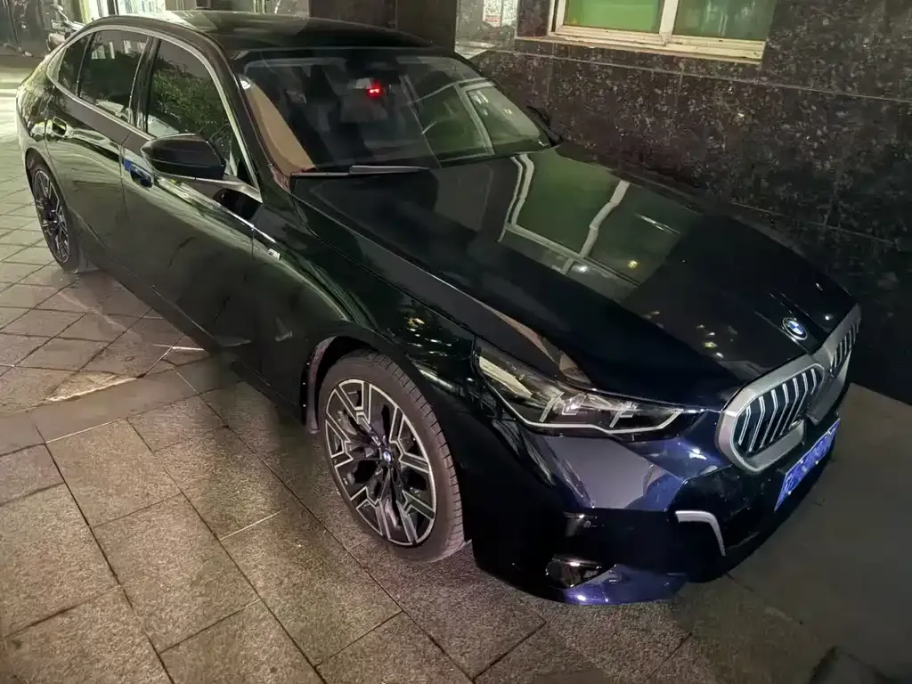 BMW 5 Series — фото 1