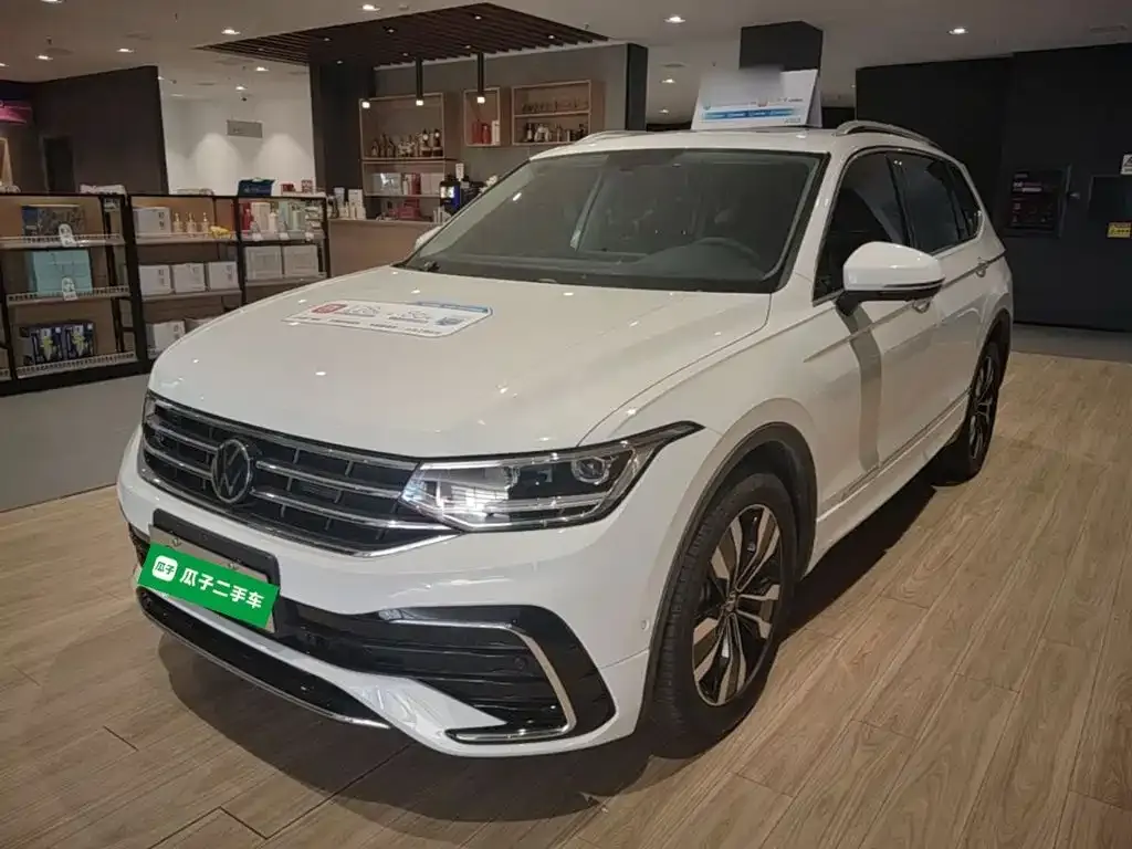 Volkswagen Tiguan L — фото 1