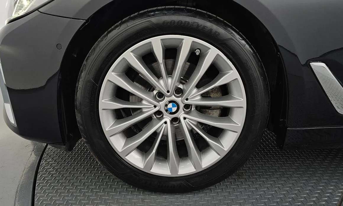 BMW 5-Series — фото 10