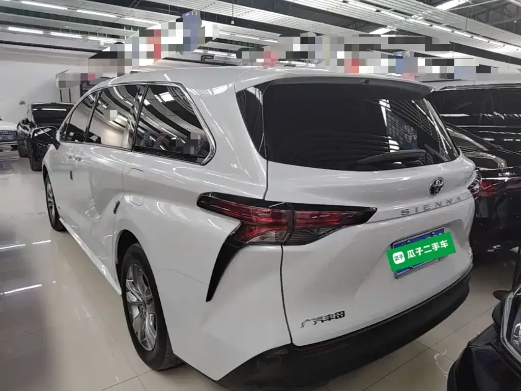 Toyota Sienna — фото 2