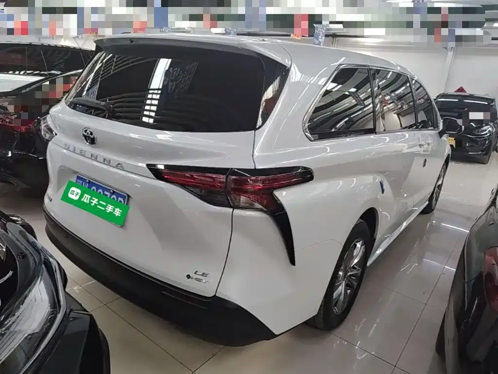 Toyota Sienna — фото 3