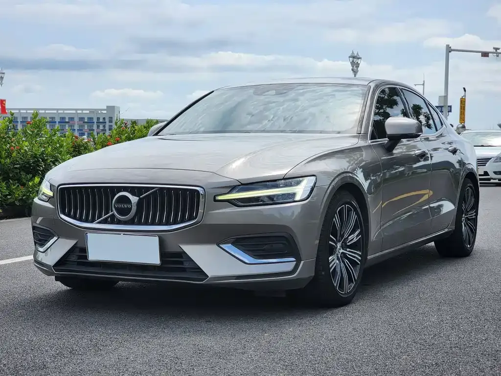 Volvo S60 — фото 1