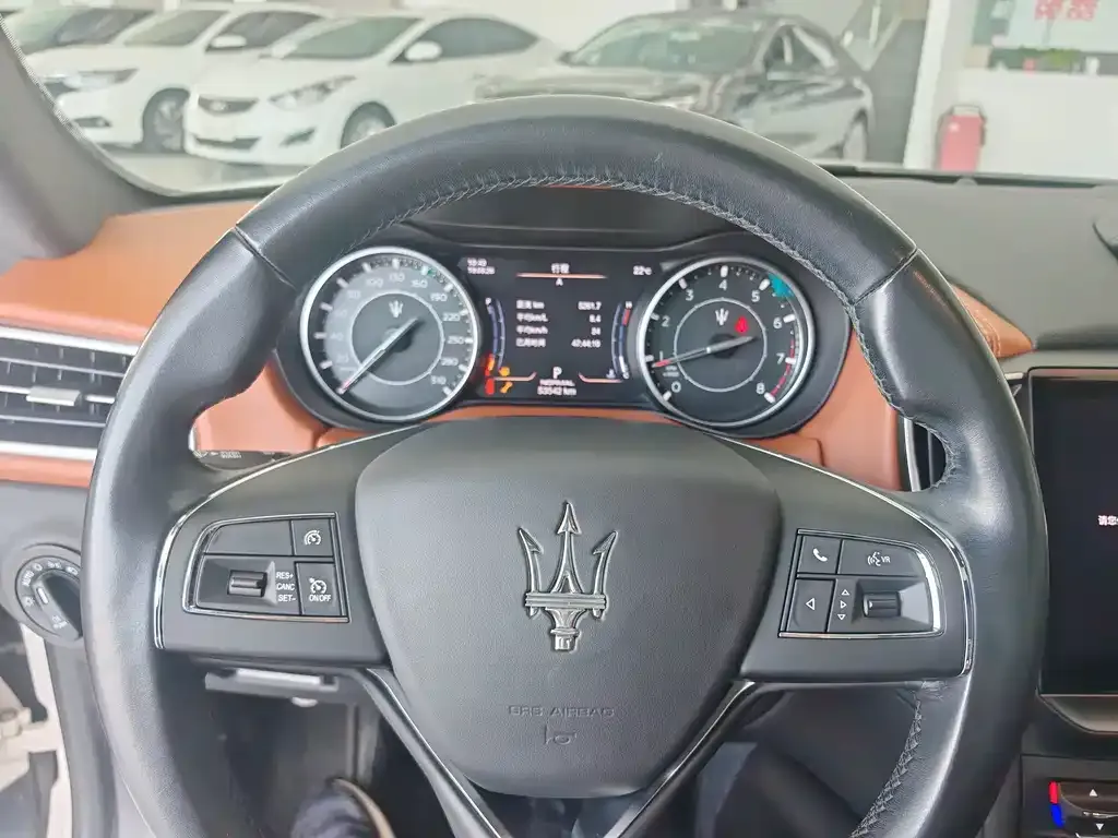 Maserati Ghibli — фото 10