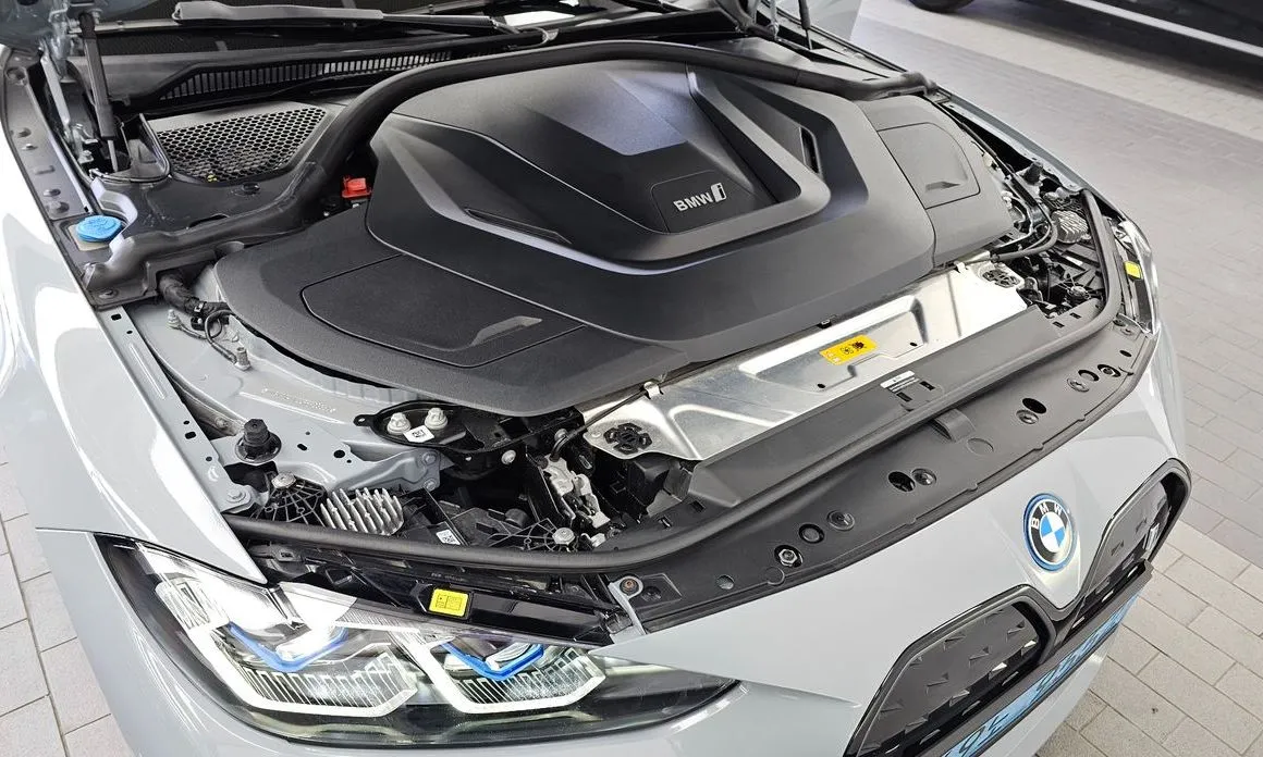 BMW i4 — фото 10