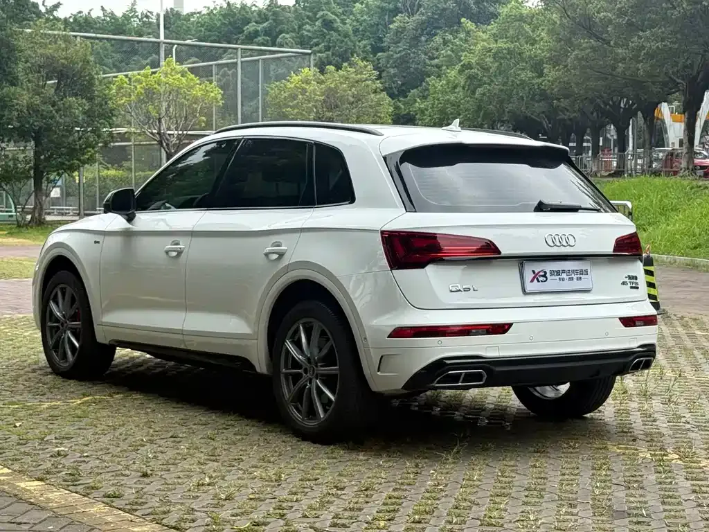 Audi Q5L — фото 9